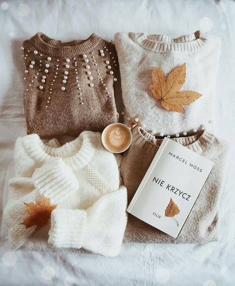 Cozy Outfits Fall, Sweater Flatlay, Flat Lay Photography Clothing, Winter Flatlay, Autumn Flatlay, Aesthetic Sweatshirt, Cozy Outfits, Bookstagram Inspiration, Cozy Fall Outfits