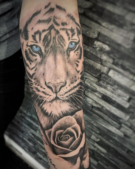 https://www.instagram.com/p/CKWr7muFbSt/?igshid=11s5rkrd8eag3 Marina’s Instagram photo: “Tiger & rose Tattoo #blackandgreytattoo #tigertattoo #rosetattoo #girltattoos #sleevetattoo #tatuering #halmstad #tiger @inkart_halmstad…” Tiger And Rose Tattoo, Tiger Rose Tattoo, Tiger Forearm Tattoo, Tattoo Bein Frau, Le Tattoo, Rose Tattoo Sleeve, Rose Sleeve, Tiger Tattoo, Forearm Tattoo Men