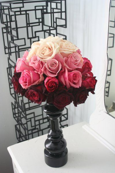 Picture Wedding Centerpieces, Red Centerpieces, Wedding Flowers Roses, Red Wedding Flowers, Ombre Wedding, Pink Rose Bouquet, Red And Pink Roses, Rose Centerpieces, Pink Wedding Flowers