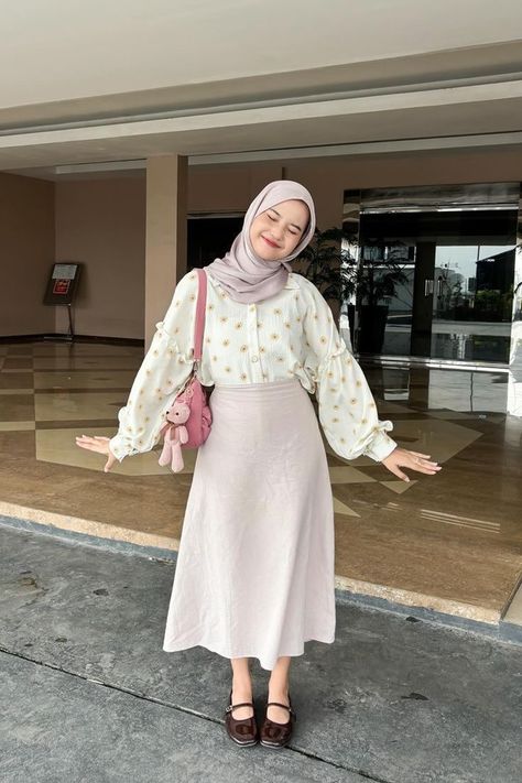 Outfit Kuliah Hijab, Outfit Hijab Casual Rok, Kuliah Outfit, Outfit Hijab Ideas, Outfit Hijab Simple, Outfit Ngampus, Rok Outfit, Outfit Hijab Casual, Ootd Hijab Casual