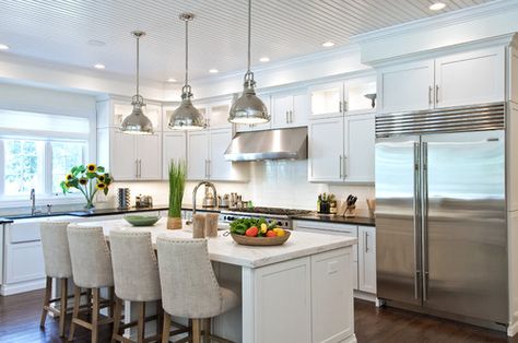 traditional white kitchen with island & industrial touches #marble #island Kitchen Lights Over Island, Traditional Style Kitchen Design, Long Narrow Kitchen, Dapur Rustic, Traditional Style Kitchen, Modern Kitchen Lighting, Kitchen Lighting Design, Property Brother, Hanging Lights Kitchen