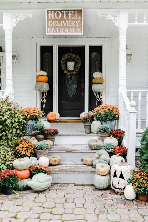 Rustic fall farmhouse porch = Pumpkins & mums on porch stairs. Great inspiration for cottage style & farmhouse style fall decor. Fall Farmhouse Porch, Diy Halloween Dekoration, Porch Stairs, Pumpkins And Gourds, Table Halloween, Halloween Diy Outdoor, Porch Pumpkins, Halloween Decorations Diy Outdoor, Spring Decoration