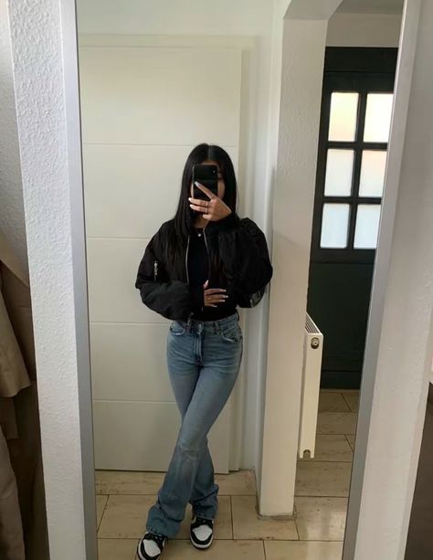 Zara Style Girls Outfit Jeans Nero, Jeans Zampa Outfit, Outfit Con Jeans A Zampa, Outfit Jeans A Zampa, Flared Jeans Winter Outfit, Flared Jeans Outfit Winter, Outfit Ideas With Flare Jeans, Flared Jeans Outfits, Flare Jeans Street Style