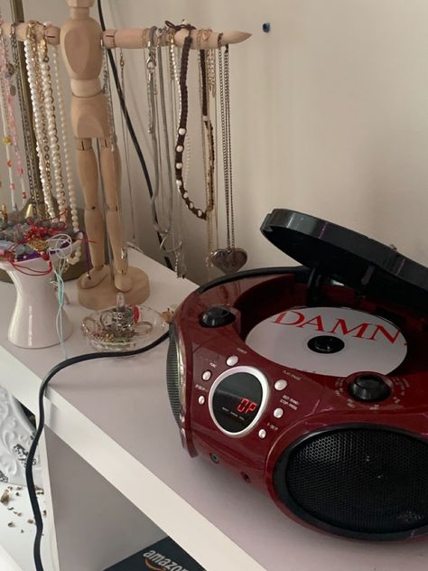 #room #roominspo #aesthetic #instastory #instagram #instainspo #kendricklamar #damn #desk #bedside #coquette #cd #cdplayer #coolgirl Record Player In Bedroom, Music Bedroom Aesthetic, Uni Room, Retro Gadgets, Cute Room Ideas, Dreamy Room, Dream Room Inspiration, Room Makeover Inspiration, Kendrick Lamar