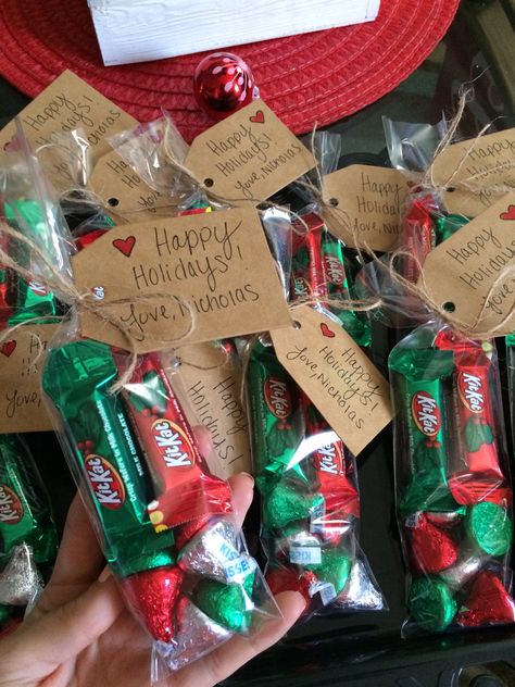 Goodie Bag Ideas For Christmas, Xmas Goodie Bags For Kids, Goodie Bag Christmas Ideas, Christmas Bags For Friends, Christmas Candy Bags Ideas Kid, Gift Bags Christmas Ideas, Christmas Candy Treat Bags, Christmas Goodie Bags For Teachers, Work Christmas Goodie Bags Gift Ideas