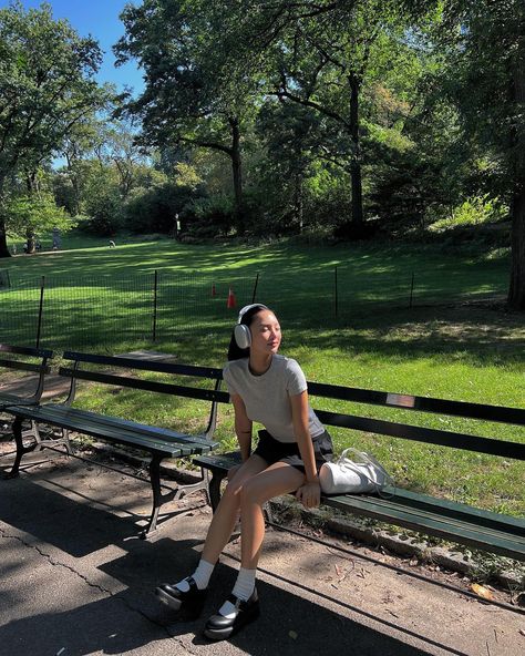 Central park 🥰 | Instagram Nyc Photo Ideas, Cute Photo Poses, New York Summer, Nyc Summer, Summer Picture Poses, Shotting Photo, Park Pictures, Stylish Photo Pose, City Pictures