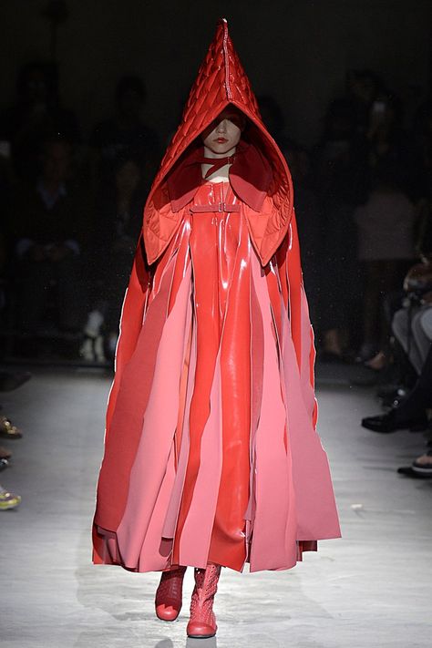 6 Dreamy Fairy Tale Moments in Fashion History: Comme Des Garçons spring 2015 show | Allure.com Circus Couture, Fairy Tale Fashion, Fashion Catwalk, Red Riding Hood Costume, Mcqueen Dress, Peacock Dress, Fairytale Fashion, Unicorn Dress, Avant Garde Fashion