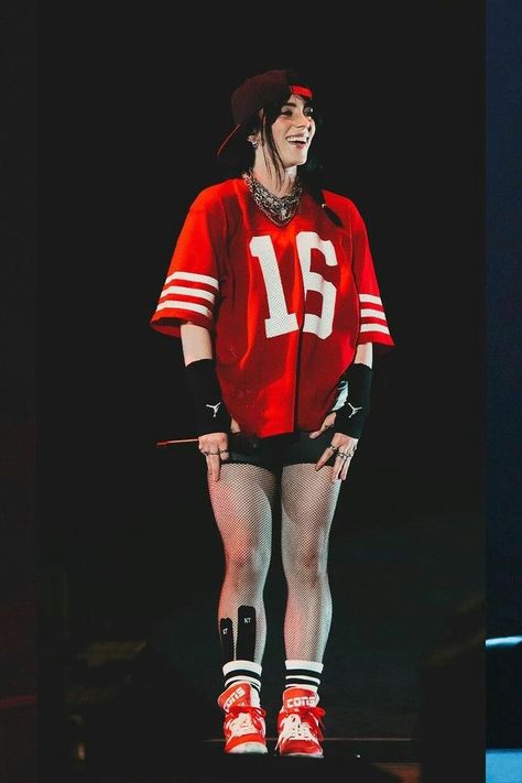 Billie Eilish Concert Outfit, Billie Eilish Outfits, Billie Eilish Vídeos, Concert Fits, Foto Poses, Angel Numbers, Woman Crush, On Stage, Concert Outfit