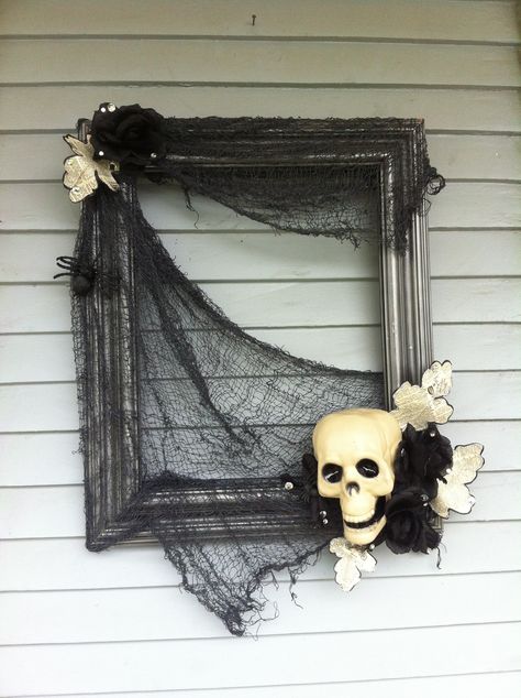 Halloween "wreath" I just made using and old frame and some dollar store decorations. Porta Halloween, Dollar Store Halloween Decorations, Halloween Decor Diy, Image Halloween, Diy Halloween Wreath, Dollar Store Halloween, Adornos Halloween, Dekor Diy, Homemade Halloween