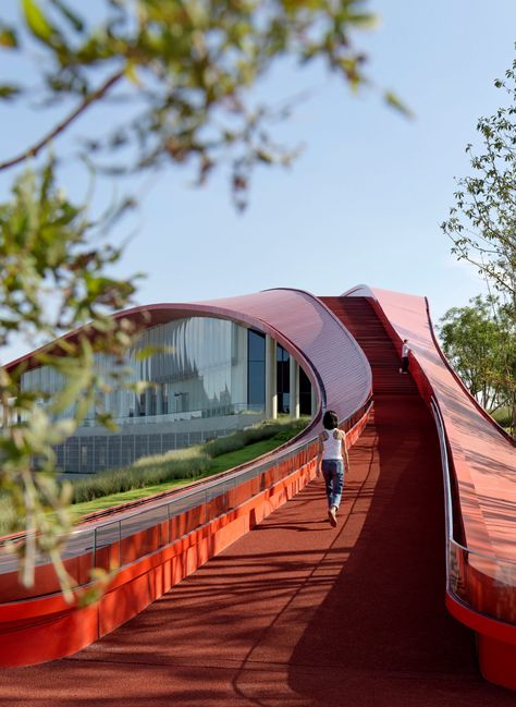 Curved Roof, Chengdu China, Concrete Interiors, Walking Trail, New Architecture, Parametric Architecture, Pedestrian Bridge, Bridge Design, Iconic Buildings