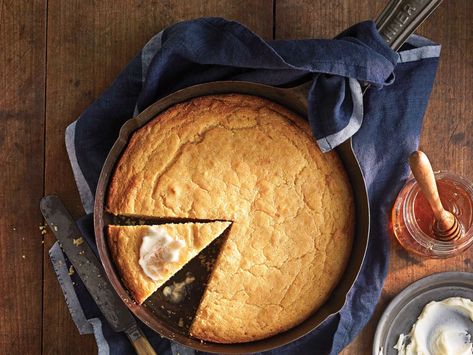 Browned Butter Cornbread This cornbread recipe doesn’t call for even a teaspoon of sugar—savory cornbread enthusiasts will be happy to know. Cornbread Pudding, Perfect Cornbread, Savory Cornbread, Best Cornbread Recipe, Sweet Potato Cornbread, Elaborate Cakes, Moist Cornbread, Buttermilk Cornbread, Skillet Cornbread