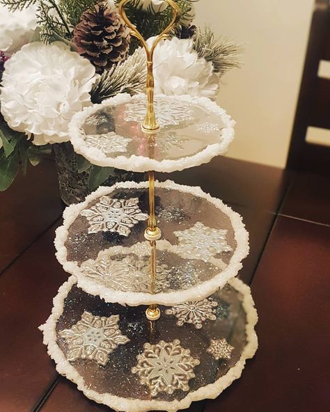 Epoxy Resin 3 Tier Tray, Christmas Resin Gifts, Winter Resin Ideas, Christmas Resin Tray Ideas, Holiday Resin Crafts, Christmas Resin Tray, Christmas Resin Art, Christmas Epoxy Ideas, Resin Christmas Ideas