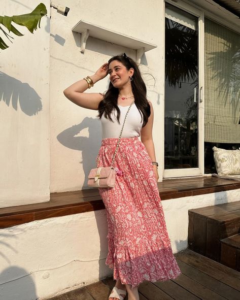 Goa Dressing Style For Women, Desi Indian Outfits, Styling Skirts Summer, Hampi Outfit Ideas, Outfit For Trip, Udaipur Outfits, Goa Outfits Women, Long Skirt Outfits Indian, Skort Outfits