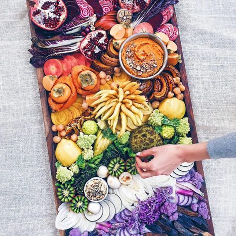 Rainbow gradient snack board coming atcha! In collaboration withhellip Rainbow Snacks, Plat Vegan, Grazing Table, Snack Board, Party Finger Foods, Holiday Menus, Veggie Tray, Fresh Figs, Grazing Tables