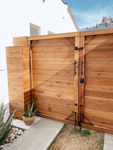 Simple Gates Ideas, Diy Patio Gate, Fence Ideas Gate, Side Yard Gates Ideas Diy, Modern Wood Fence Wood Stains & Varnish, Diy Gate For Fence, Building Wood Fence Gate, Build Fence Gate, Side House Gate