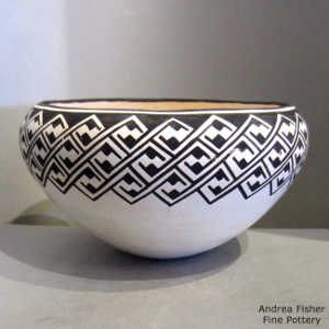 Black And White Pottery, Indian Ceramics, Afrocentric Decor, Acoma Pueblo, Native Pottery, Ceramic Cutlery, American Indian Pottery, Step Design, Painted Pots Diy