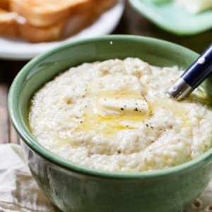 These grits are undoubtedly the creamiest grits ever. So rich and smooth and thick. One bite and you’ll think you’ve died and gone to grit heaven. What makes them so creamy? A whole lot of heavy cream, half-and-half, and butter.   Yes, all that creaminess comes at a price. You wouldn’t want these grits … Grits Breakfast, Creamy Grits, Southern Breakfast, Grits Recipe, Southern Recipes Soul Food, Comfort Food Southern, Think Food, Southern Cooking, Vegetarian Breakfast