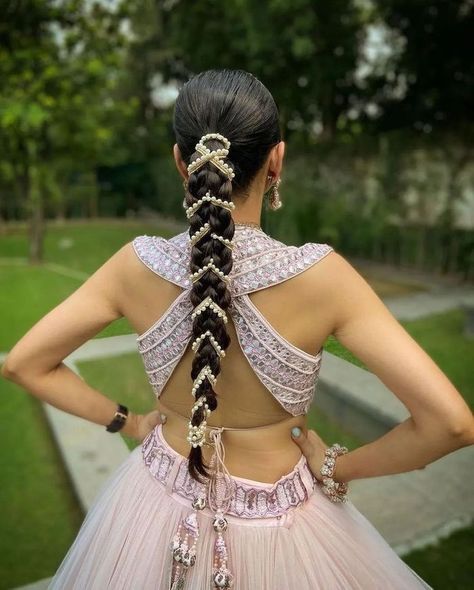 Braided Hairstyles With Punjabi Suit, Long Plait Hairstyles, Gujarati Bridal Hairstyles, Bridal Hairstyles Indian Weddings Front, Hairstyles With Dresses, Hairstyle Wedding Indian, Wedd Hairstyles, Paranda Hairstyle Punjabi, Braided Long Hairstyles