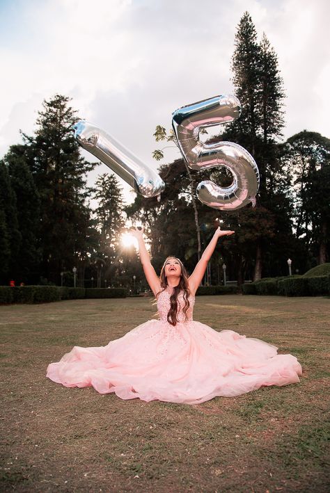 Beach Quince Photoshoot, Quinceanera Photo Shoot Ideas, Quinceanera Backyard Ideas, Quinceanera Photoshoot Ideas Butterfly, Birthday Park Photoshoot, Quince Inspo Pictures, Quince Pictures Ideas, Quinceanera Photoshoot Ideas Fun, Xv Pictures Ideas