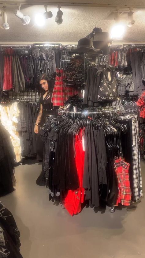 Alt Closet, Clothing Booth, Gift Basket Ideas For Boyfriend, Basket Ideas For Boyfriend, Goth Fits, Estilo Grunge, Mall Goth, Gothic Clothing, Gift Basket Ideas