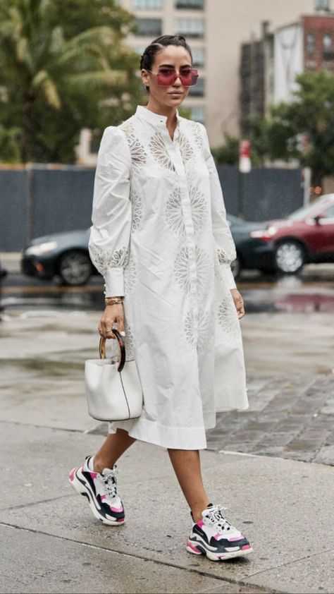 Summer Outfits White Sneakers, Casual Summer Dresses 2023, Summer Europe Outfits Street Style, White Dress And Sneakers, Dress And Sneakers, Dress And Sneakers Outfit, Elegante Casual, Office Look, Work Outfits Women