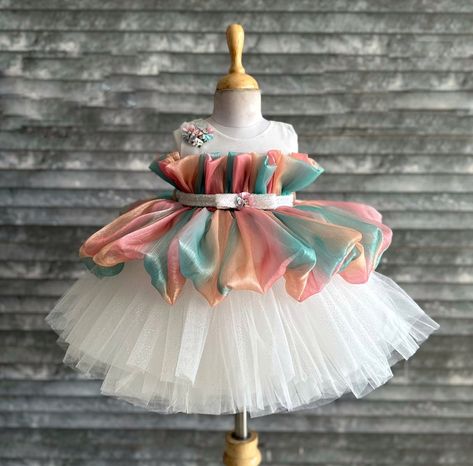 1 Year Baby Girl Birthday Dress Indian, Tissue Frock Design, Princess Frock, Princess Day, Cube Seat, Birthday Frocks, 1st Birthday Dress, Baby Diy Sewing, Kids Frock