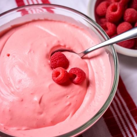 Raspberry Push Pop Pudding – Tasty Recipes Jello Made With Ice Cream, Creamy Raspberry Jello, Raspberry Jello Dessert, Jello Pudding Pops, Pink Pudding, Raspberry Pudding, Raspberry Jello, Vanilla Pudding Recipes, Strawberry Frozen Yogurt