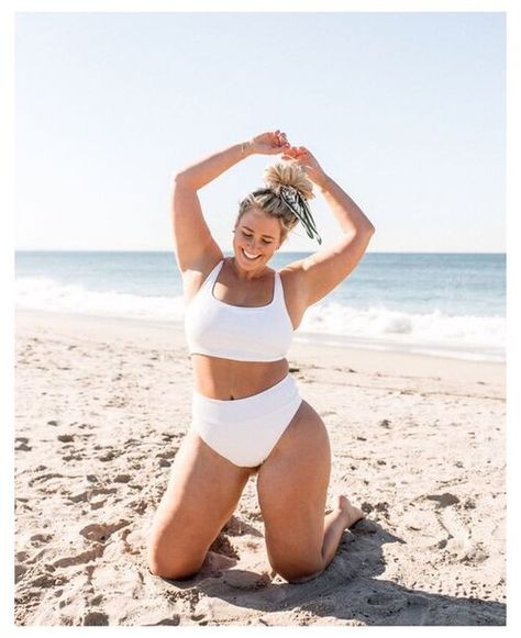 Plus Size Beach Photoshoot, Plus Size Photo Poses, Photo Sea, Plus Size Posing, Swimsuits Photoshoot, Summer Picture Poses, Summer Poses, Pose Fotografi, Photographie Portrait Inspiration