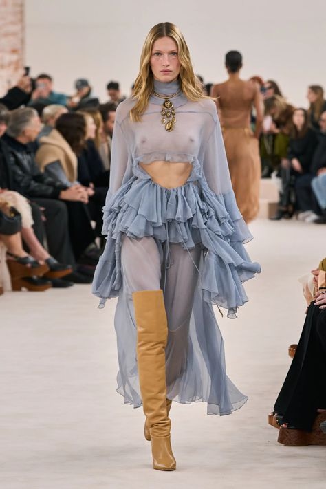 Chloé Fall 2024 Ready-to-Wear Fashion Show | Vogue Bohemian Schick, Boho Chic Fall, Haute Couture Style, Chloe Fashion, Fall Winter Fashion Trends, Bohemian Mode, Chloe Dress, Floaty Dress, Moda Paris