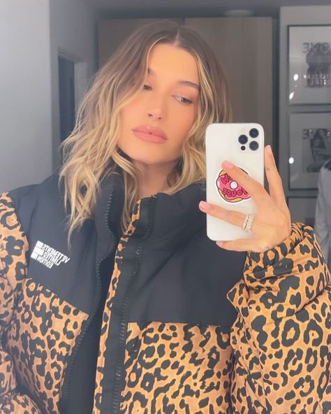 669 Likes, 8 Comments - Hailey Bieber FAN ACCOUNT (@newshaileybieber) on Instagram: “🤎 #haileybaldwin #haileybieber” Hayley Bieber, Hailey Rhode Baldwin, Hailey Bieber Style, Hailey Baldwin Style, January 25, Hailey Baldwin, Hailey Bieber, Brunette Hair, Hair Looks