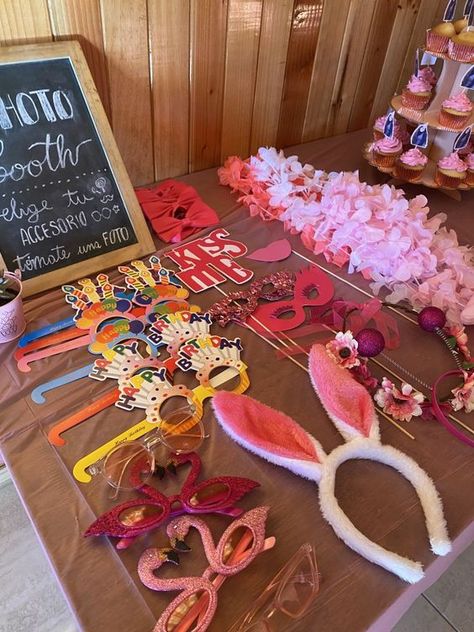 Pink Photo Booth Ideas, Photo Booth Party Ideas, Photobooth Birthday Ideas, Photobooth Birthday Party, Sweet 16 Photobooth Ideas, Sweet Sixteen Activity Ideas, Y2k Party Activities, Pink Photobooth Ideas, Pink Birthday Party Activities