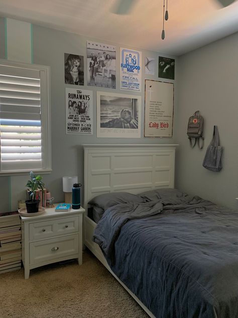 Small Bedroom White Walls, Room Inspo With Twin Bed, Room Layout Bedroom Small, Room Inspo Blue Walls, Room Ideas Wood Floor, Blue Walls Bedroom Ideas, Small Room Inspiration Bedroom, Light Gray Room, Best Room Colors Bedrooms