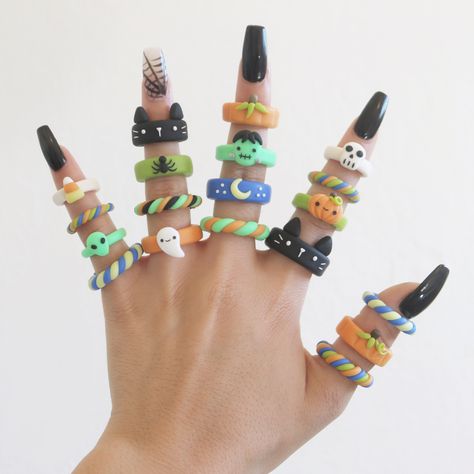 Fun DIY halloween craft clay ring inspo! Handmade Clay Rings, Halloween Clay Crafts, Biscuit Halloween, Halloween Rings, Diy Clay Rings, Polymer Clay Halloween, Craft Clay, Halloween Ring, Clay Ring