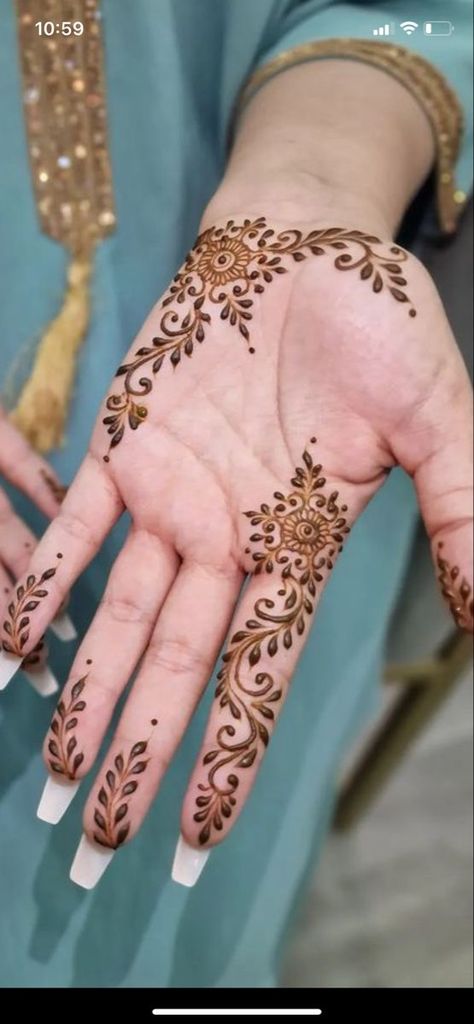 Cute Mehendi Designs Beautiful, Delicate Henna Designs Hands, Wedding Simple Mehndi Designs, Subtle Mehndi Designs, Short Design Mehndi, Mehndi Inner Hand, Mehndi Designs Delicate, Mehendi Modern Designs, Short And Simple Mehndi Design