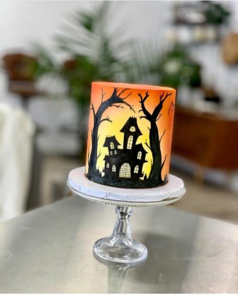 Haloween Cakes, Halloween Party Cake, Halloween Cake Design, Sweets Images, Halloween Cake Ideas, Cute Halloween Cakes, Scary Halloween Cakes, Haunted House Cake, Spooky Halloween Cakes