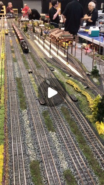 Model Houses, Ho Model Trains, Model Railway Track Plans, Railroad Art, Railway Track, Model Train Layouts, Train Layouts, Model Train, Model Railway