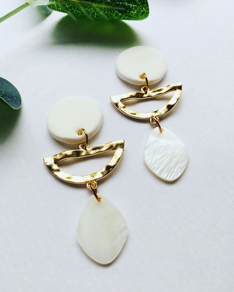 Cristina Horvath on Instagram: “The Leilani Earrings 🐚🐚🐚🐚 #earrings #earringsoftheday #earringstyle #earringshop #earringaddict #earringstagram #earringlover #handmade…” Diy Jewelry Inspiration, Polymer Clay Jewelry Diy, Polymer Jewelry, Clay Jewelry Diy, Statement Drop Earrings, Earrings Inspiration, Jewelry Photography, Bijoux Diy, Geometric Earrings