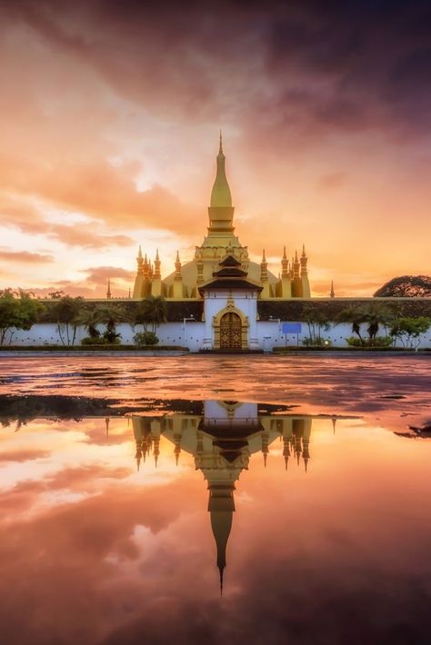 Discover the best things to do in Laos. These are the places you shouldn’t miss when visiting this beautiful country in Asia. #travel #laos #asia Myanmar Landscape, Southeast Asian Architecture, Laos Temple, Asian Authors, Laos Country, Laos Culture, 9 16 Wallpaper, London Hostels, 9:16 Wallpaper