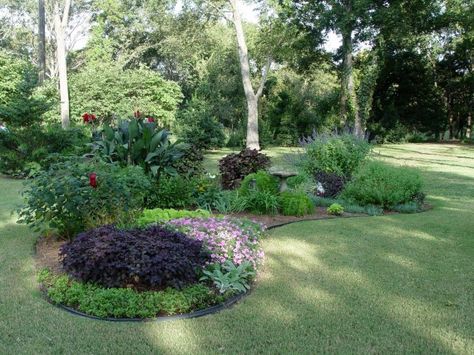 Kidney-shaped bed in back yard of Joe and Lynn Hughes, Stillwater, OK!!! Bebe'!!! Love the mutiple island beds!!! Circular Garden, Lawn Alternatives, Flower Bed Designs, Flower Landscape, Front Yard Garden, Yard Design, Flower Bed, Contemporary Landscape, Lawn And Garden