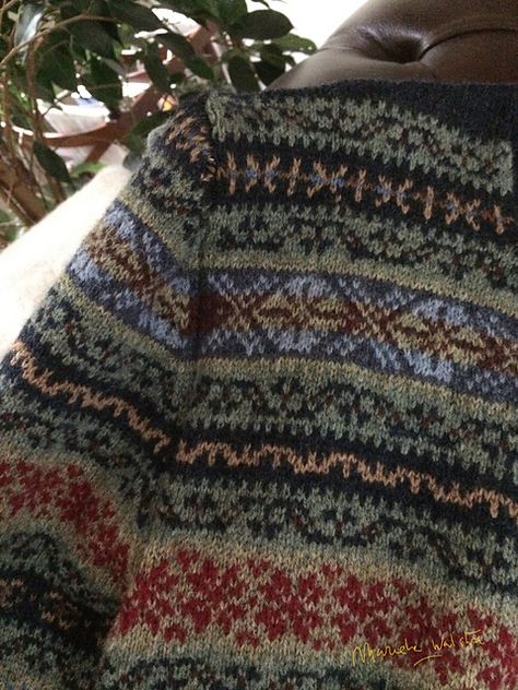 Ravelry: mariekewalstra's fair isle (traditional) sweater Fair Isle Knitting Patterns Free, Punto Fair Isle, Rowan Knitting, Stranded Knitting Patterns, Colorwork Knitting Patterns, Fair Isle Pullover, Norwegian Knitting, Jumper Knitting Pattern, Fair Isle Knitting Patterns