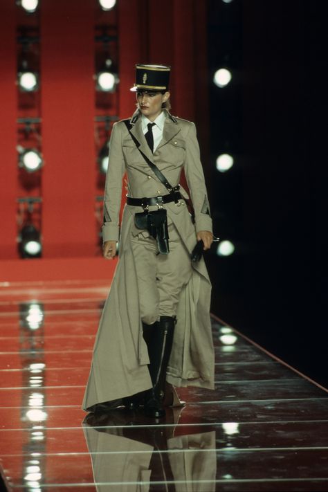 Christian Dior Fall 2000 Couture Fashion Show Army Inspired Fashion, Female Army Uniform, Army Uniform Aesthetic, Dior Fashion Show Outfits, Auror Outfit, Militaristic Fashion, Steampunk Runway, Female Fashion Outfits, Truk Ford