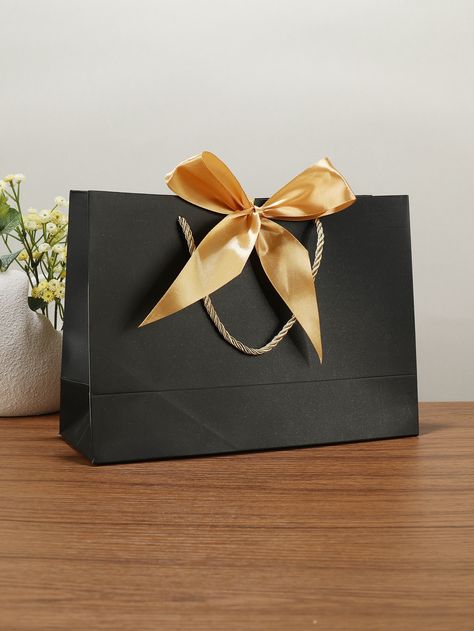 Elegant Gift Bags, Present Bags Ideas, Diy Gift Bag Decoration Ideas, Gift Wrapping Bag, Black Gift Bag, Paper Plain, Bag For Wedding, Paper Gift Wrapping, Black Gift Bags