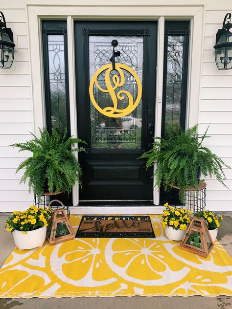 Spring Front Porch Decor, Small Porch Decorating, Summer Decorations For Home, Summer Front Porch Decor, Doorway Decor, Summer Porch Decor, Spring Porch Decor, House Front Porch, Porch Uk