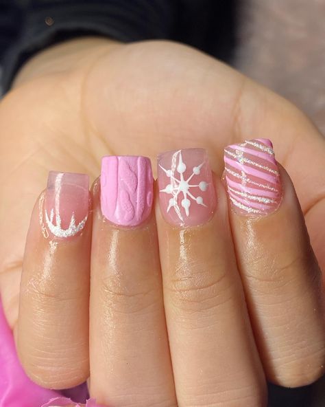 Acrylic Overlay Christmas Nails, Pink Christmas Short Nails, Christmas Short French Tip Nails, Christmas Square Nail Designs, Shorties Nails Square Winter, Christmas Nails Shorties, Short Pink Christmas Nails Acrylic, Pink Christmas Nails Short Square, Short Christmas Nails Pink