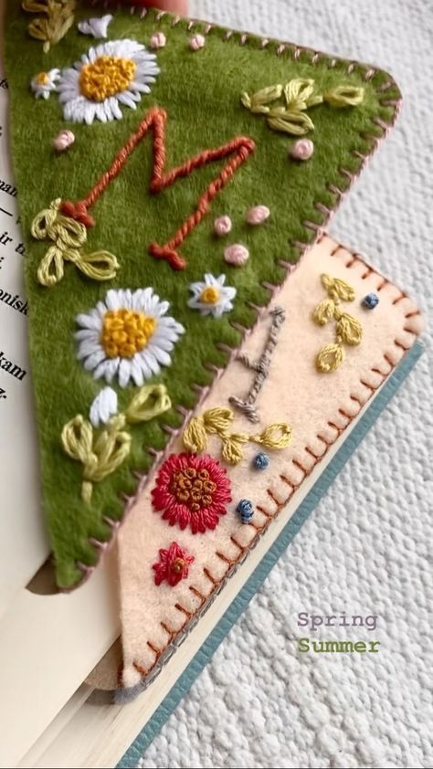 Vlad Gluschenko • Springtime Hand Embroidered Corner Bookmark, Embroidered Corner Bookmark, Hantverk Diy, Penanda Buku, Corner Bookmark, Astuces Diy, Corner Bookmarks, Felt Embroidery, Pola Sulam