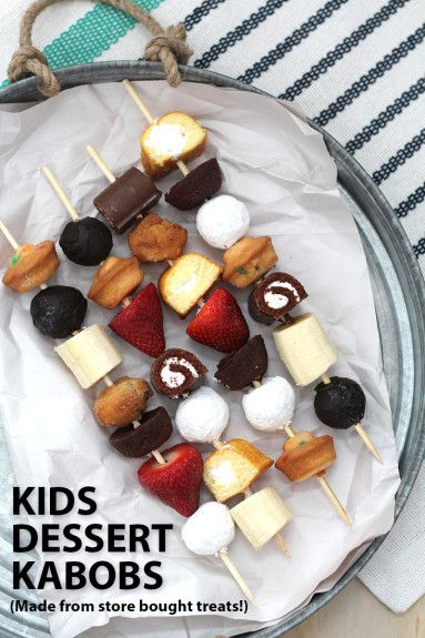 Kids Dessert Kabob -  These are awesome! No baking required - just buy desserts and put them on kabob sticks and serve! Plus, the kids love helping assemble them! Fun Kids Desserts, Dessert Kabobs, Kabob Sticks, Dessert Sushi, Kid Desserts, Fun Kids Food, Party Desserts, Yummy Sweets, Kids Snacks