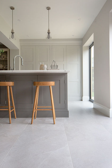 Large Grey Floor Tiles, Light Grey Kitchen Floor Tiles, Light Grey Tiles Kitchen, Light Kitchen Tile Floor, Wood Effect Tiles Kitchen, Kitchen Ideas White Floor, White Floor Tiles Kitchen, Light Grey Tile Floor, Kitchen White Floor Tiles