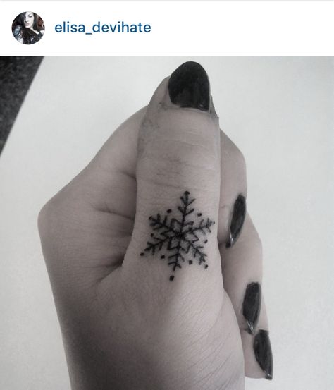 Snowflake Finger Tattoo, Tattoo Motocross, Holiday Tattoo Ideas, Snowflakes Tattoo, Winter Tattoos, Small Snowflake Tattoo, Moutain Tattoos, Snowflake Tattoo, Womens Tattoos