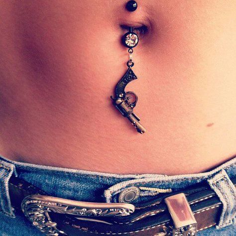 Pistol Bellybutton Piercing. I don't have a belly button piercing, but if I did, I would have this. Belly Button Tattoos, Belly Button Piercings, Button Tattoo, Cute Belly Rings, Bellybutton Piercings, Belly Button Piercing Jewelry, Tattoo Zeichnungen, Cute Piercings, Piercing Ring