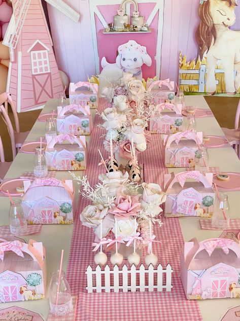 Pink Barnyard Party, Pink Farm Party, Barn Birthday Party, Rodeo Birthday Parties, Farm Theme Birthday, Farm Animals Birthday Party, Farm Themed Birthday Party, Girls Birthday Party Themes, Baby Shower Theme Decorations